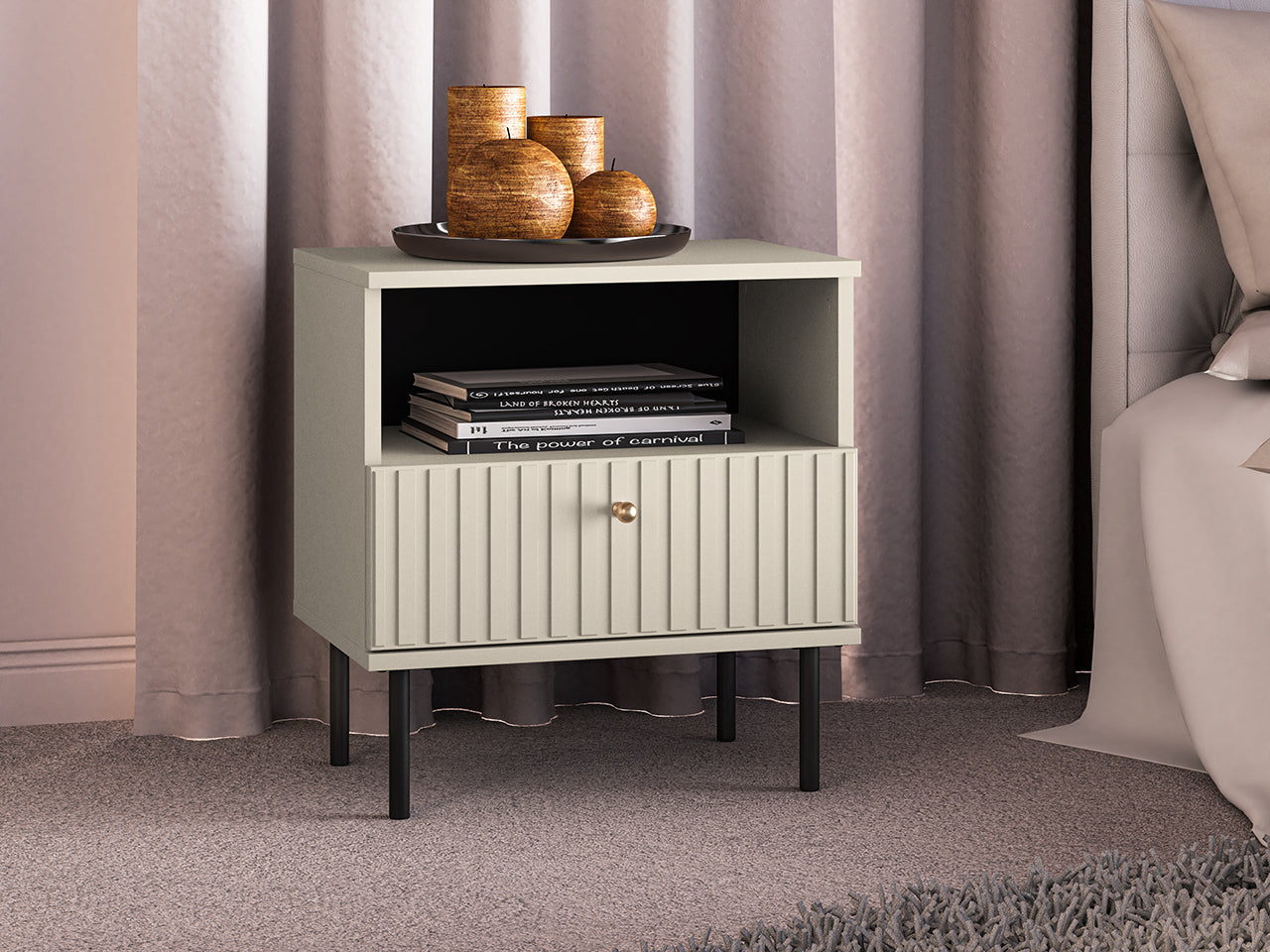 Table de Chevet Sofina en MDF Cachemire avec Tiroir, Alcôve Ouverte et Pieds Métalliques Noirs|Offre Limitée|Decora Home